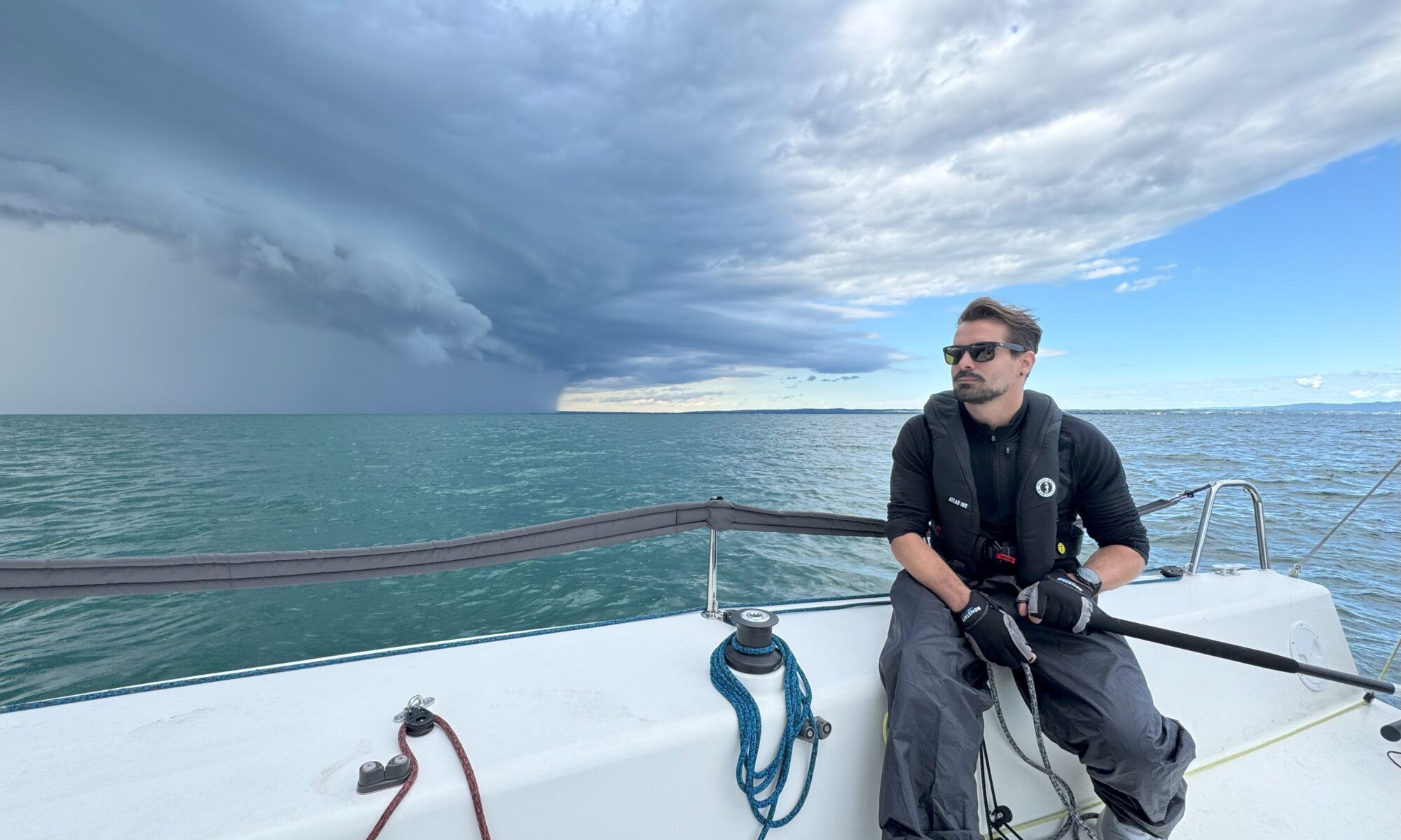 Patrik während der Vorbereitung zur D-Schein-Prüfung auf dem Bodensee mit POLAAR Segelschule